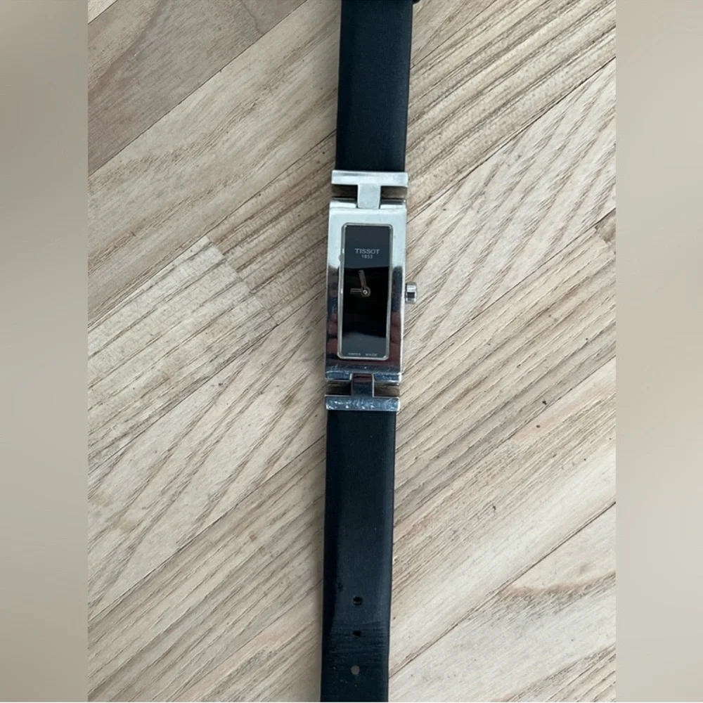 Tissot Ladies Watch Equi-T Stainless Case Black Dial Genuine Leather Strap Rare